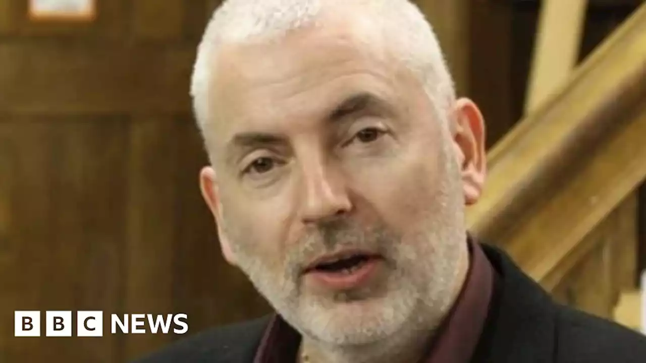 The men reading poetry at Dundee's lonely funerals