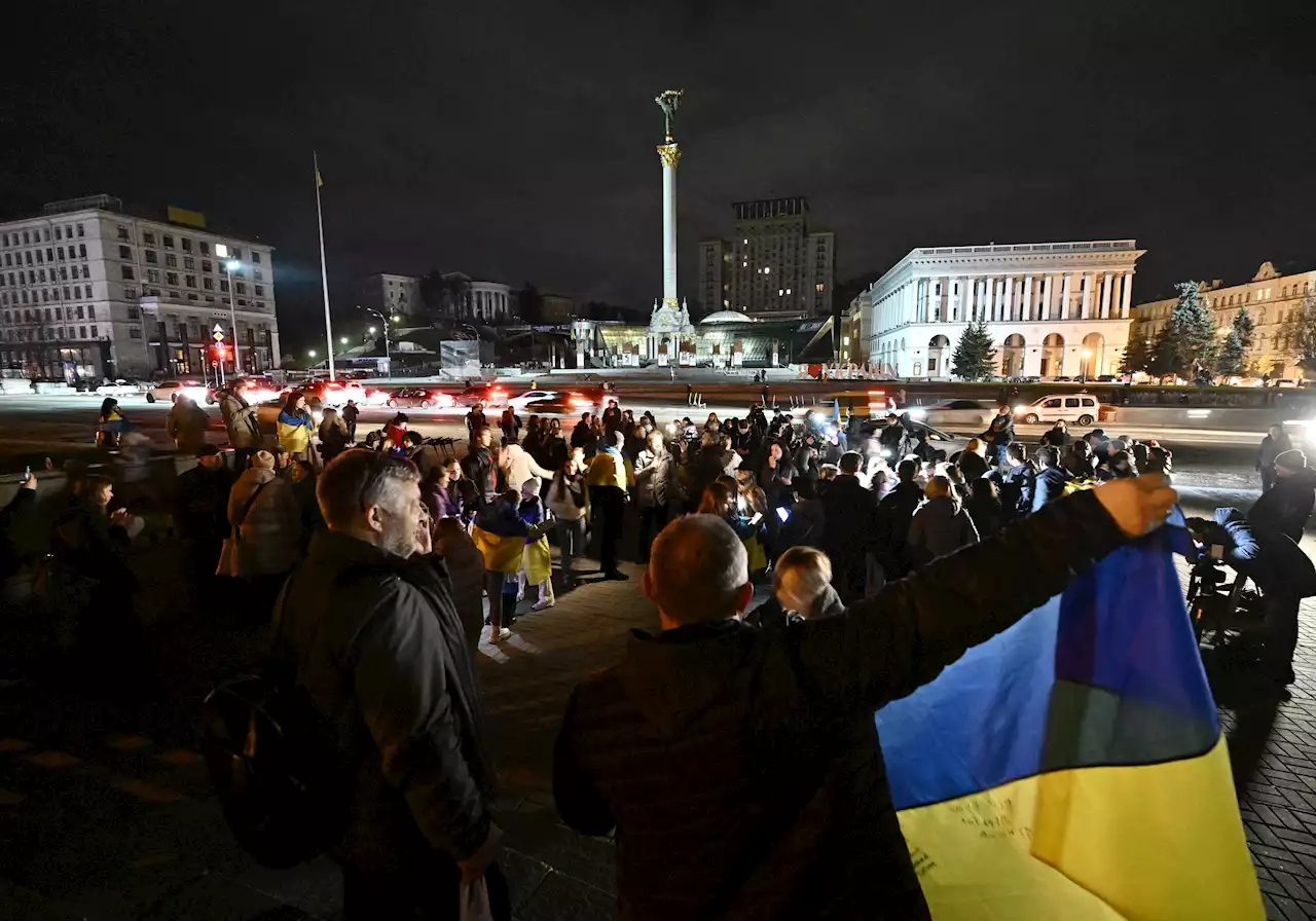 Krieg gegen die Ukraine - Menschen in Kiew feiern russischen Truppenrückzug aus Cherson