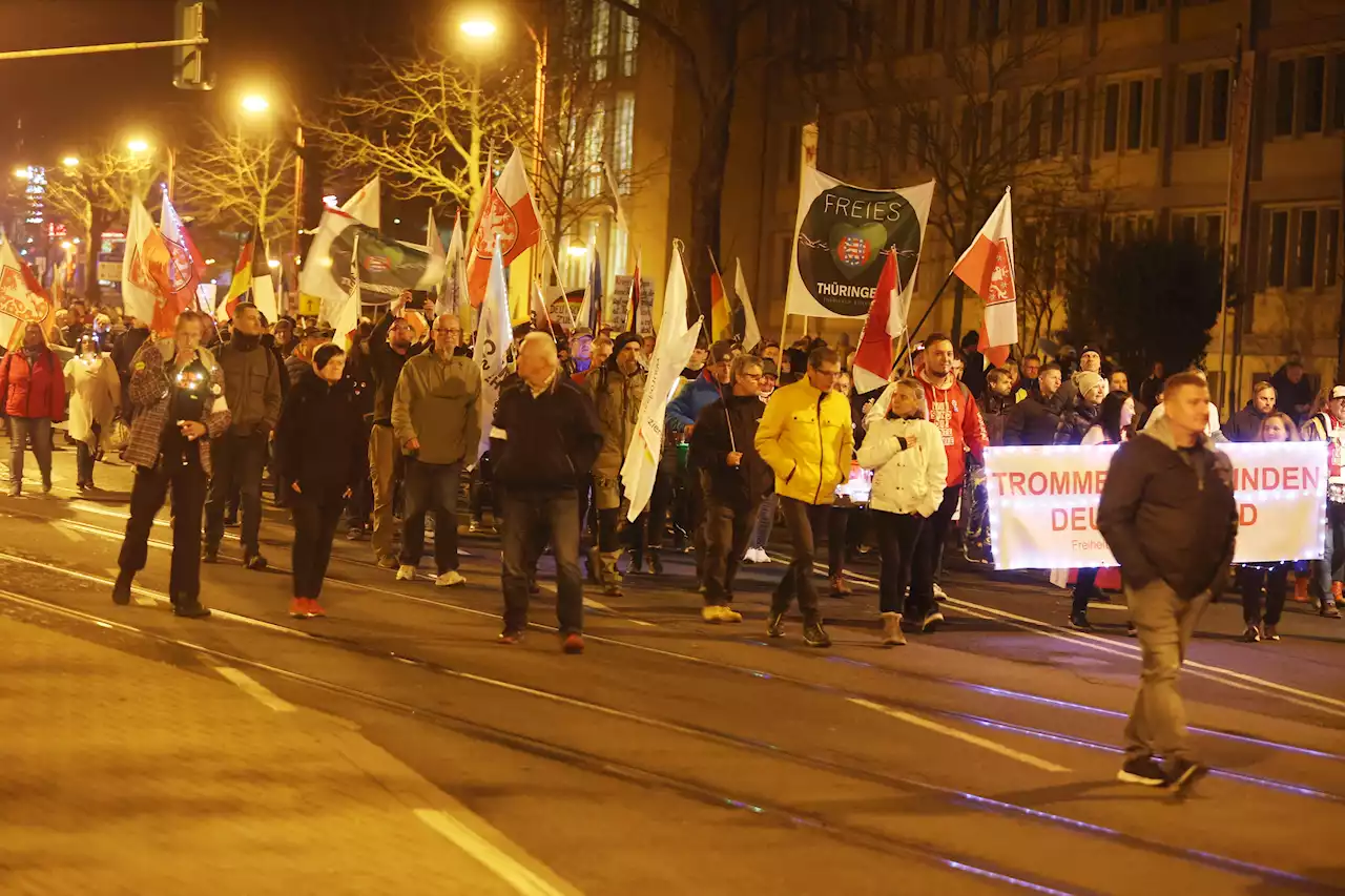 Thüringen - Demonstration in Erfurt gegen Kundgebung von extremen Rechten