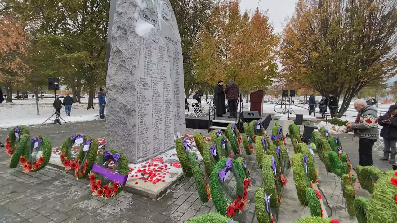 Hundreds turn out for Kelowna’s Remembrance Day ceremony - Okanagan | Globalnews.ca