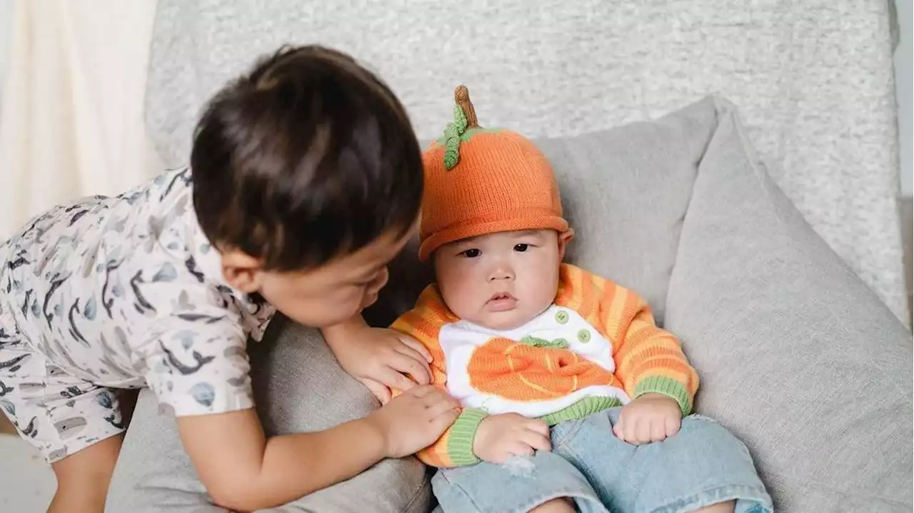 Kryz Uy shares pics of Sevi at 5 months with a bonus appearance of Kuya Scottie