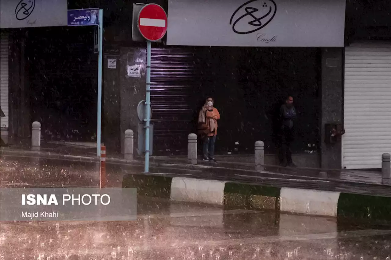 رگبار باران و وزش باد شدید در نقاط کشور/ تهران و کرج غبارآلود
