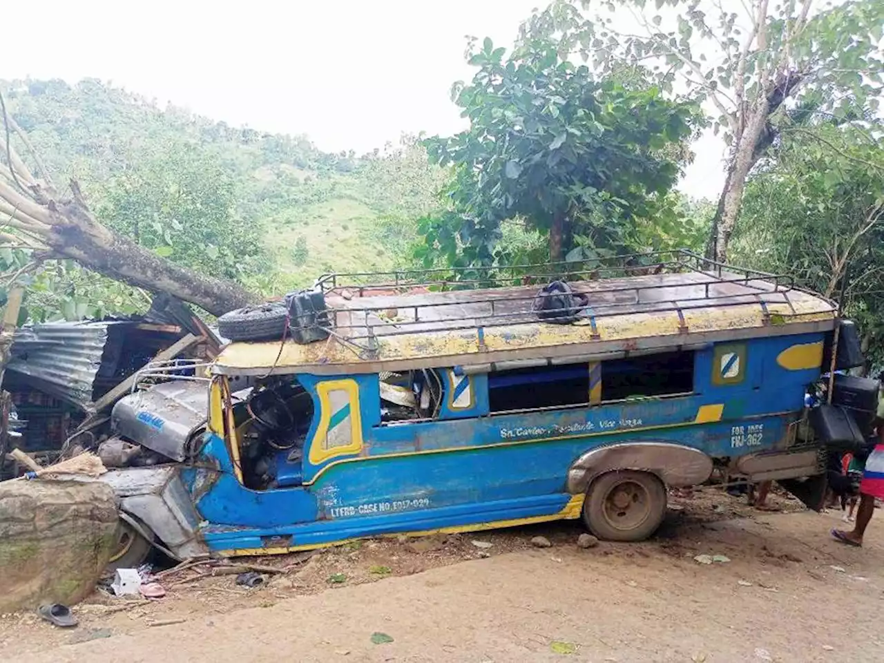 Overloaded jeepney crashes in Negros; 3 dead, 36 hurt