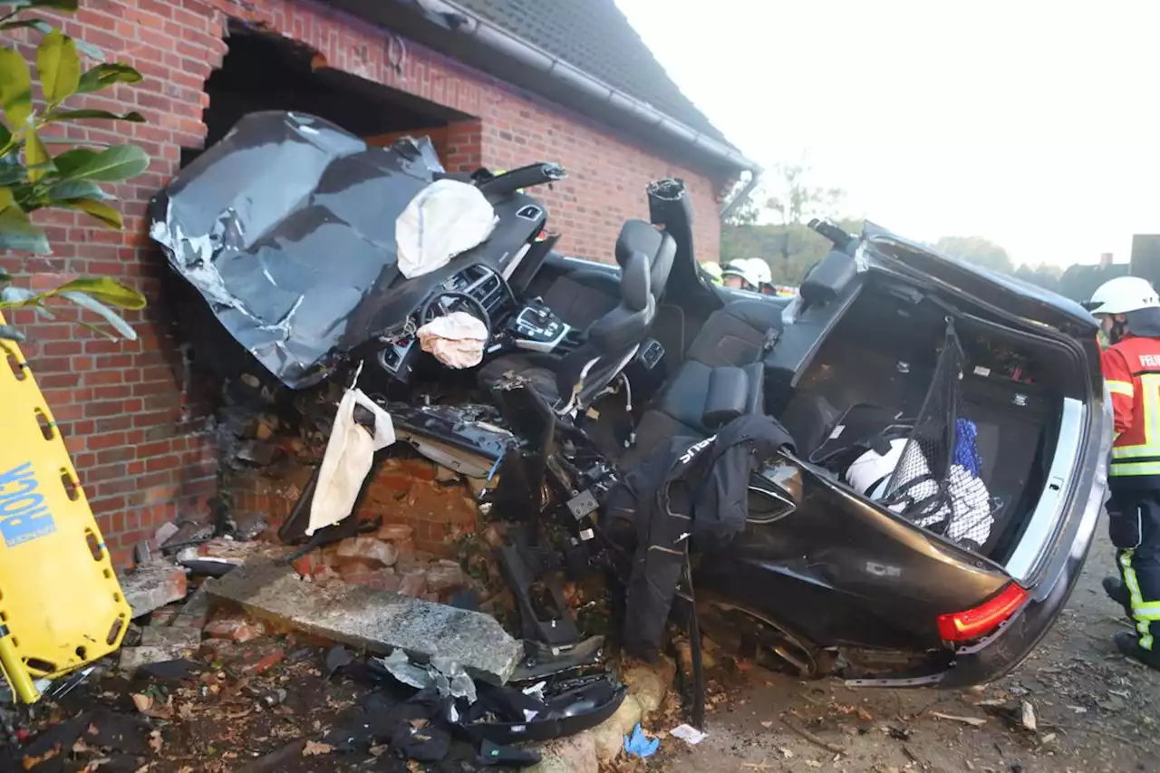 Bei Hamburg: Audi kracht gegen Baum und in Wohnhaus – Mann in Lebensgefahr