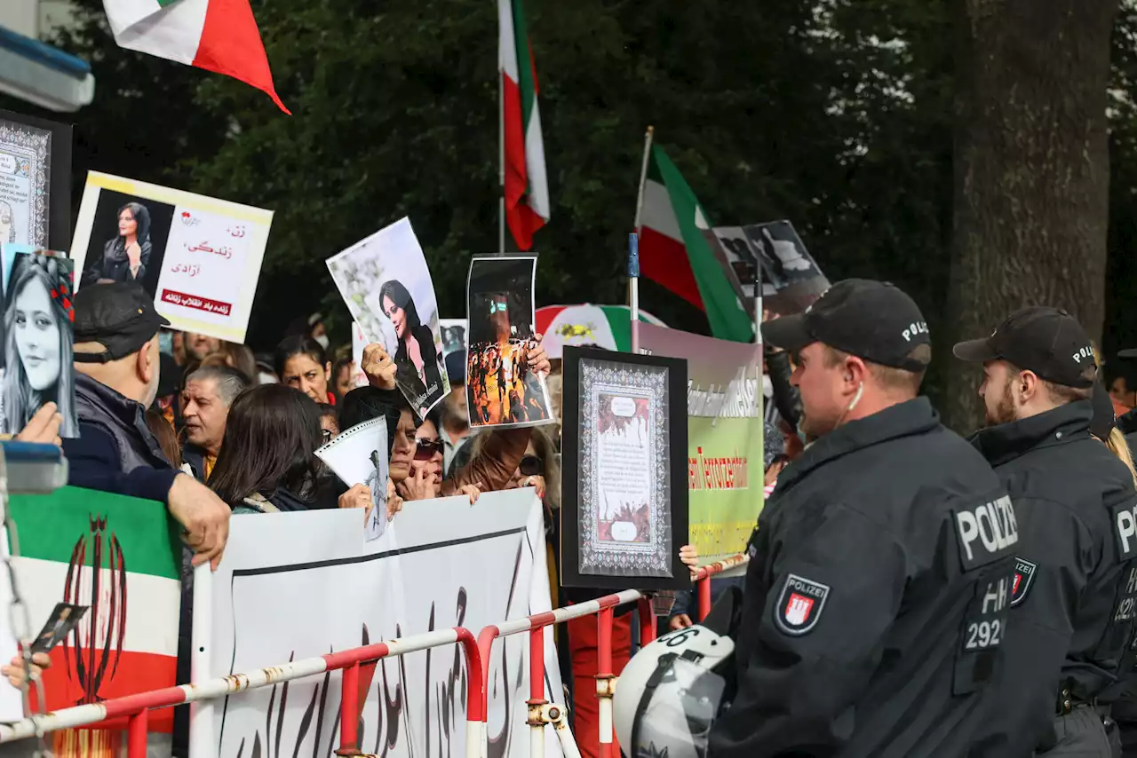 Hunderte Menschen gehen für den Iran in Hamburg auf die Straße