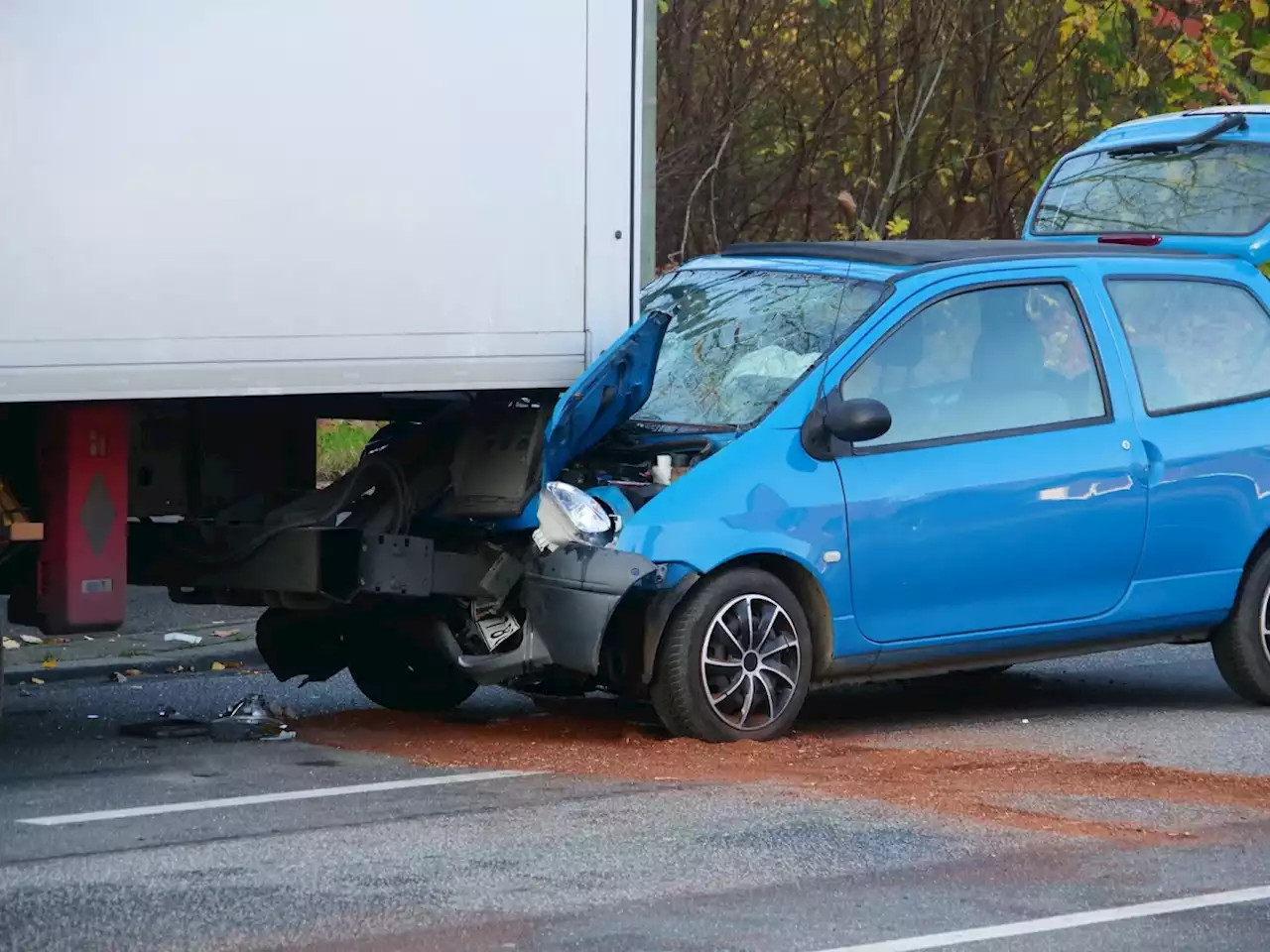 Im Norden: Autofahrerin kracht in geparkten Lkw und stirbt