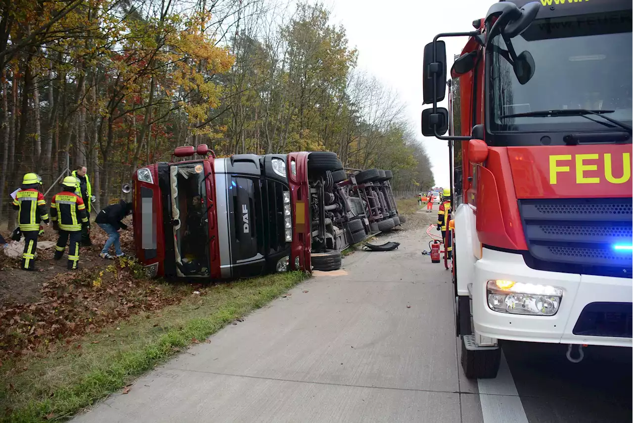 Im Norden: Tanklaster kippt auf Autobahn um – Fahrer durch Luke gerettet