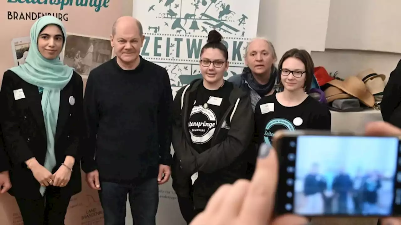 Kanzler Scholz trifft Jugendliche bei Geschichtsmesse