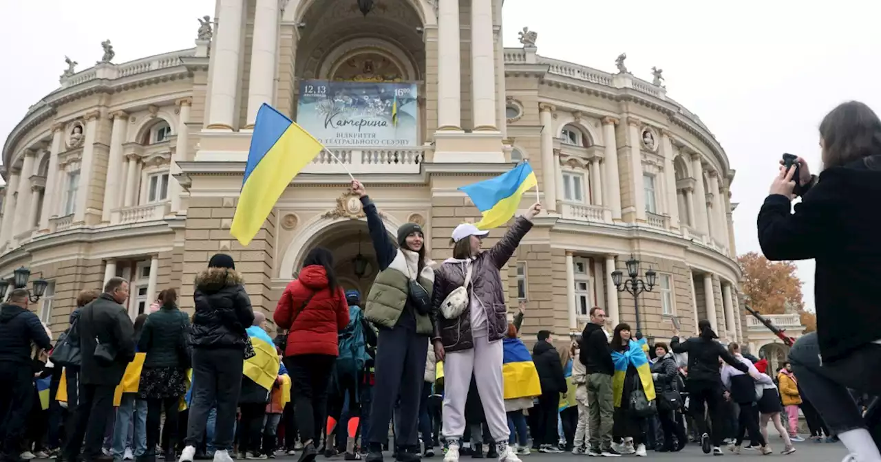 Celebrations in Kherson as Ukrainians attempt to stabilize city after Russian retreat