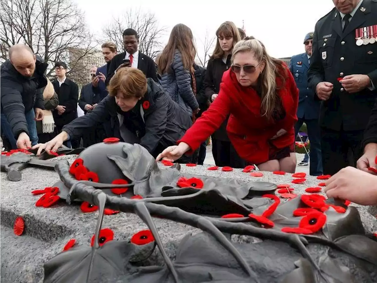 Crowds return to first full Remembrance Day ceremony since pandemic began