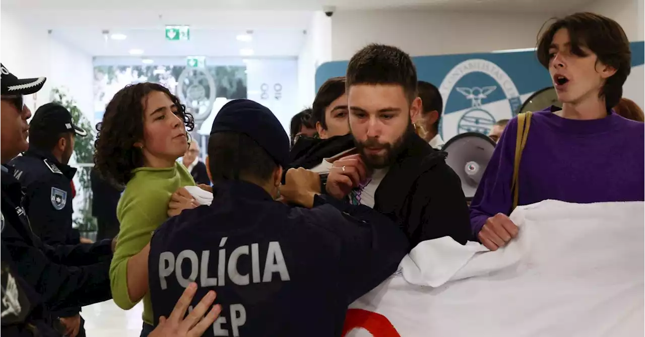 Climate protesters in Portugal storm building, urge minister to step down