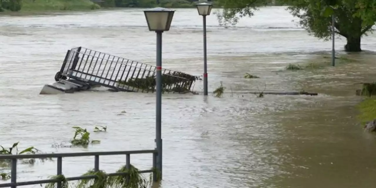 Rescuers assist residents, business owners as flash floods sweep across Bethlehem - SABC News - Breaking news, special reports, world, business, sport coverage of all South African current events. Africa's news leader.