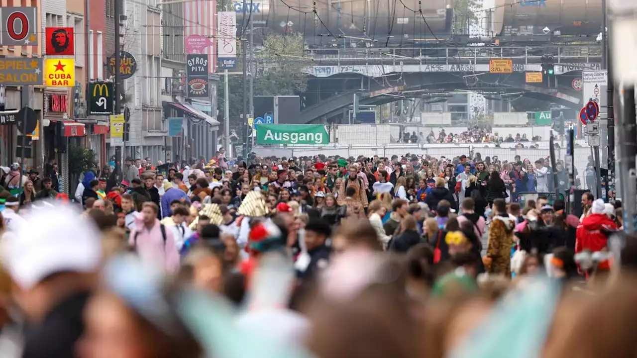 Karneval in Köln: Chaos zum Auftakt der neuen Session – Tausende ziehen in die Zülpicher Straße