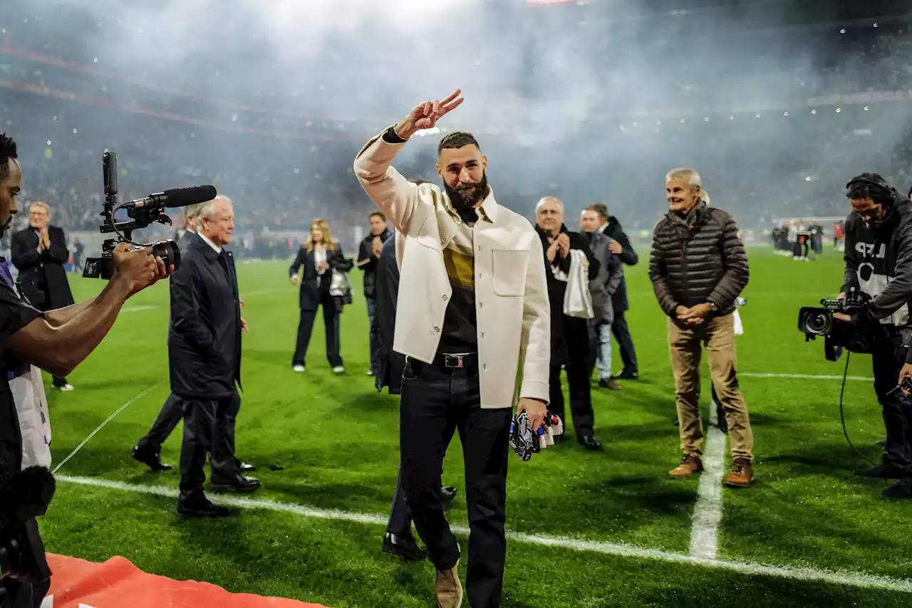 Karim Benzema ofrece el Balón de Oro ante la afición del Lyon