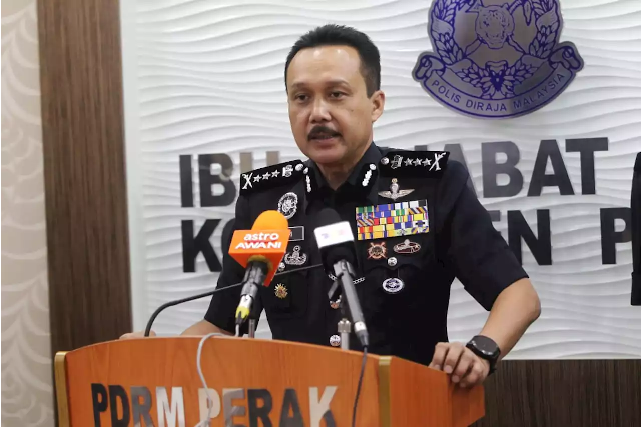 Polis tahan lelaki buang bendera parti