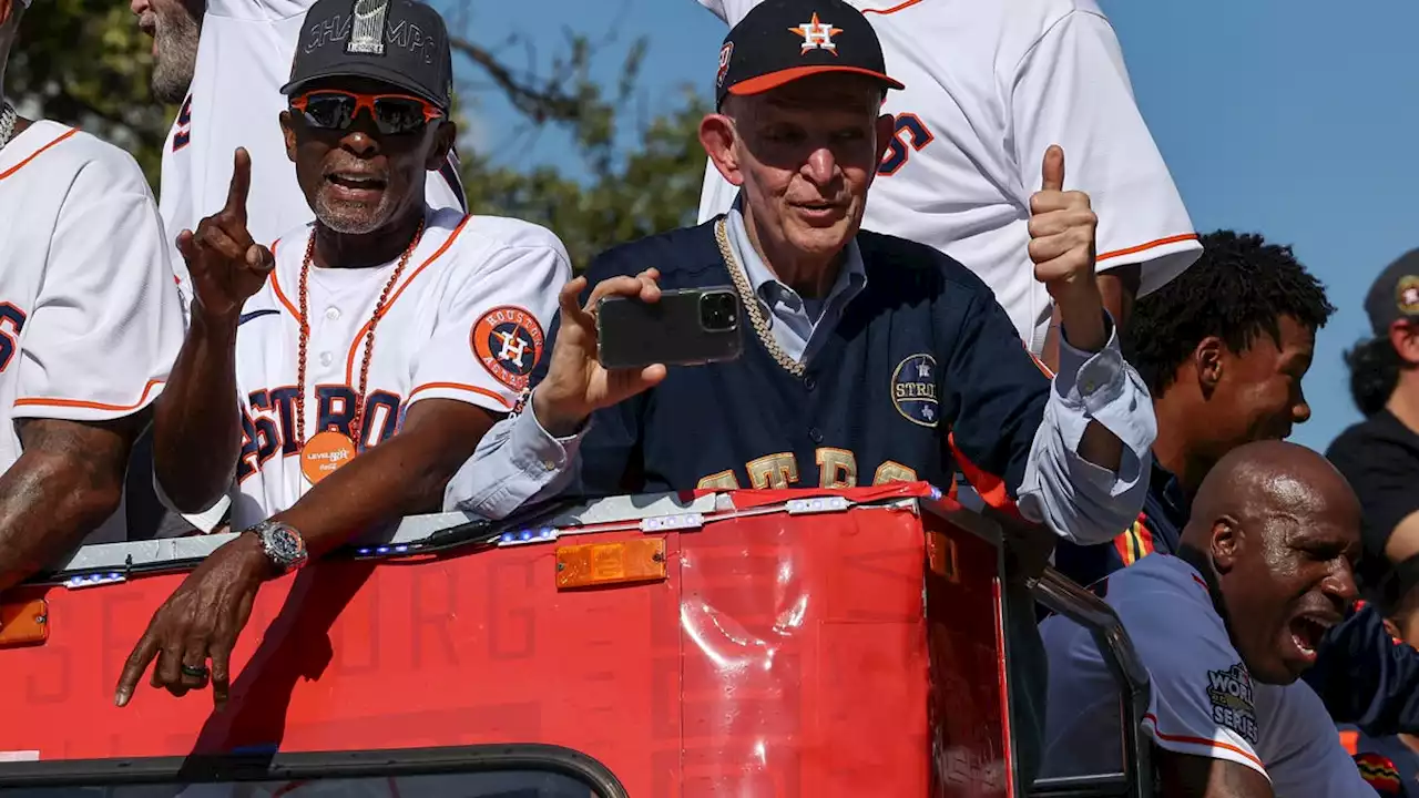 Mattress Mack uses wheelbarrow to load $10M of his World Series bet winnings onto jet