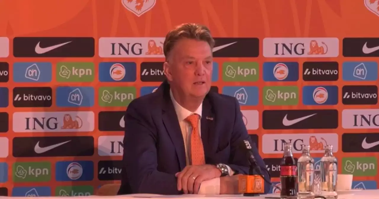 Van Gaal doet onthulling op persconferentie: drie oranje onderbroeken in de koffer