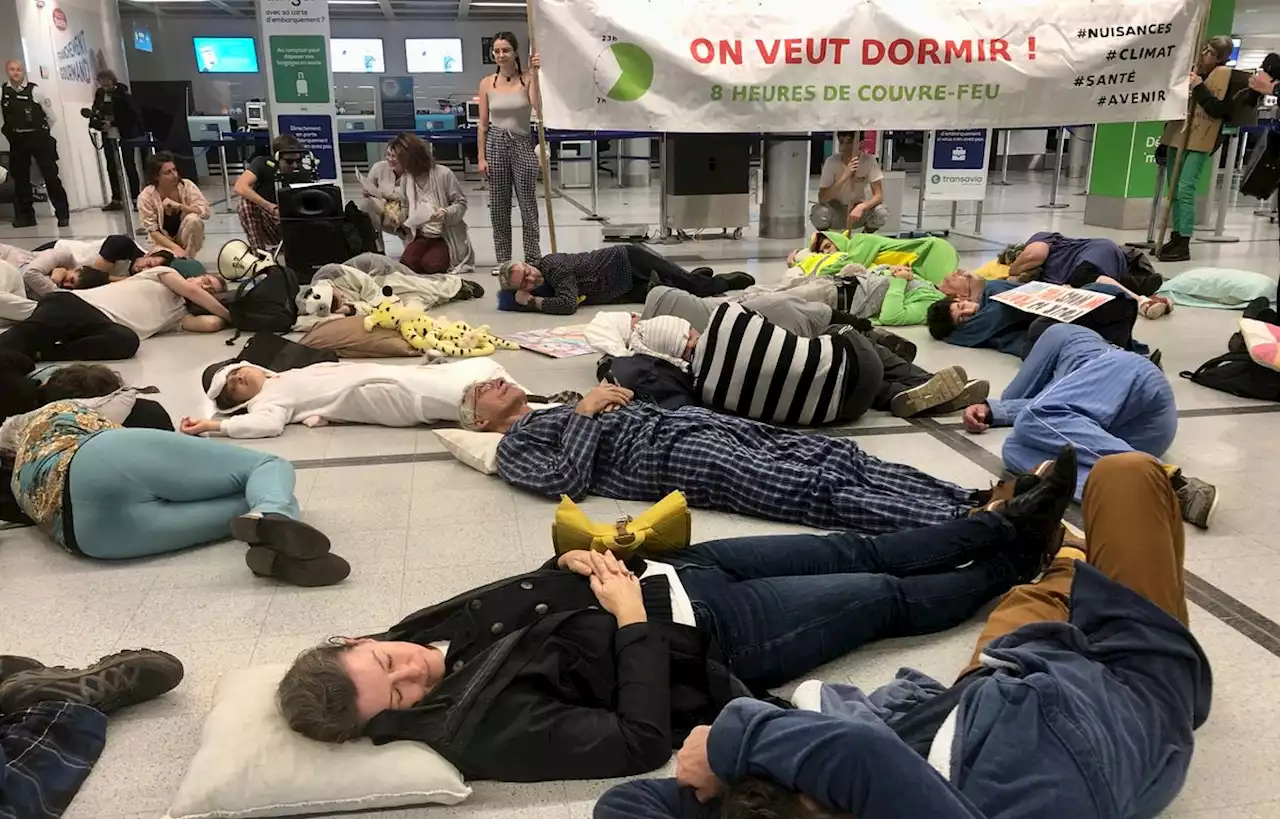 En pyjama à l’aéroport de Nantes, ils demandent le respect du couvre-feu