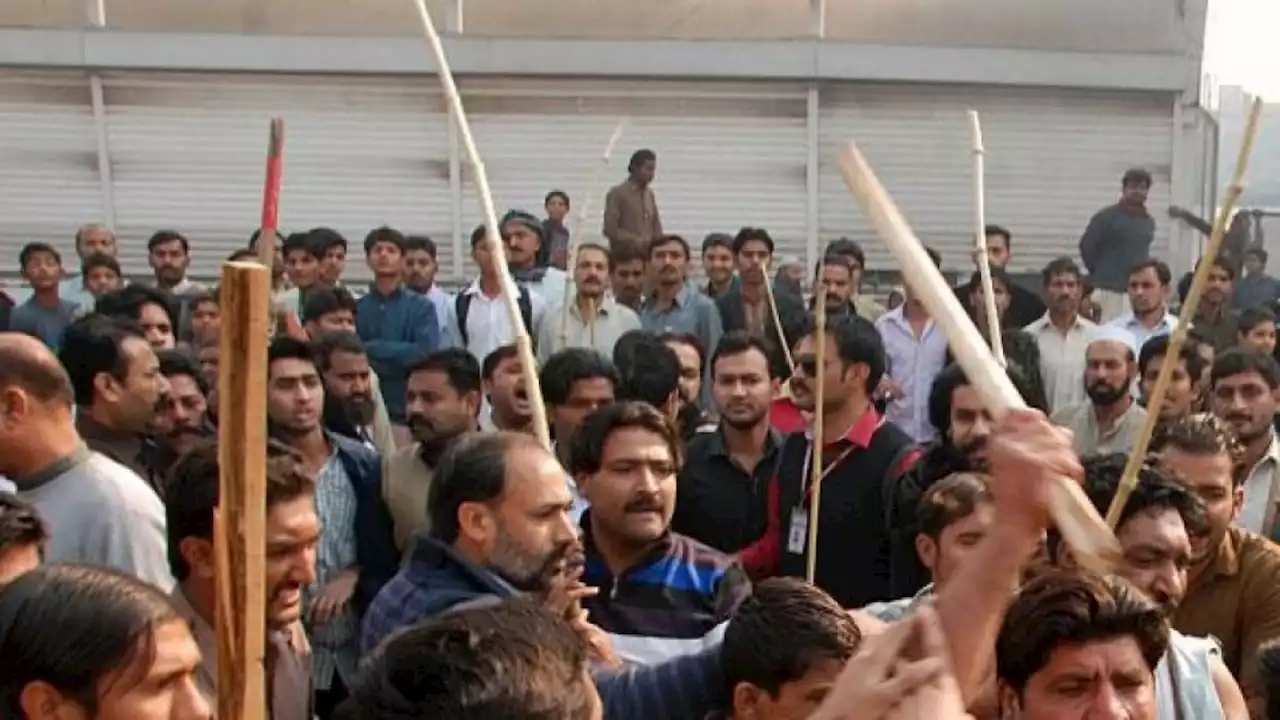 Clash Erruptes Between PTI Activists In Faisalabad - Abb Takk News