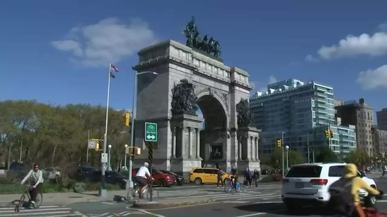 DOT talks to residents about redesigning Grand Army Plaza