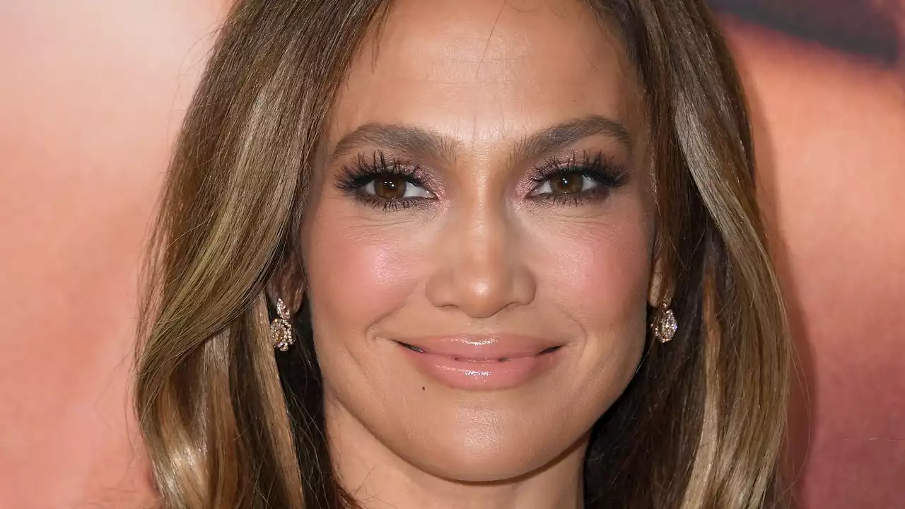 Jennifer Lopez's Slicked-Back Bun Is Defying the Laws of Flyaway Physics