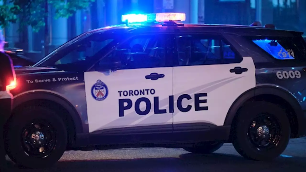 Toronto police dealing with robbery suspects barricaded inside west-end store