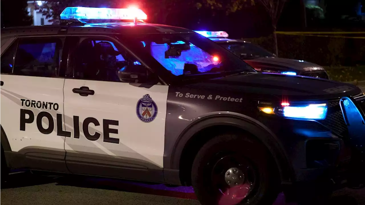 Toronto police dealing with robbery suspects barricaded inside west-end store