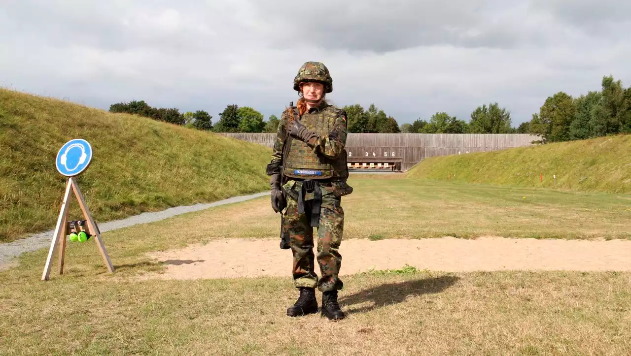 (S+) Schriftstellerin Nora Bossong bei der Bundeswehr: Könnte ich das – auf jemanden schießen?