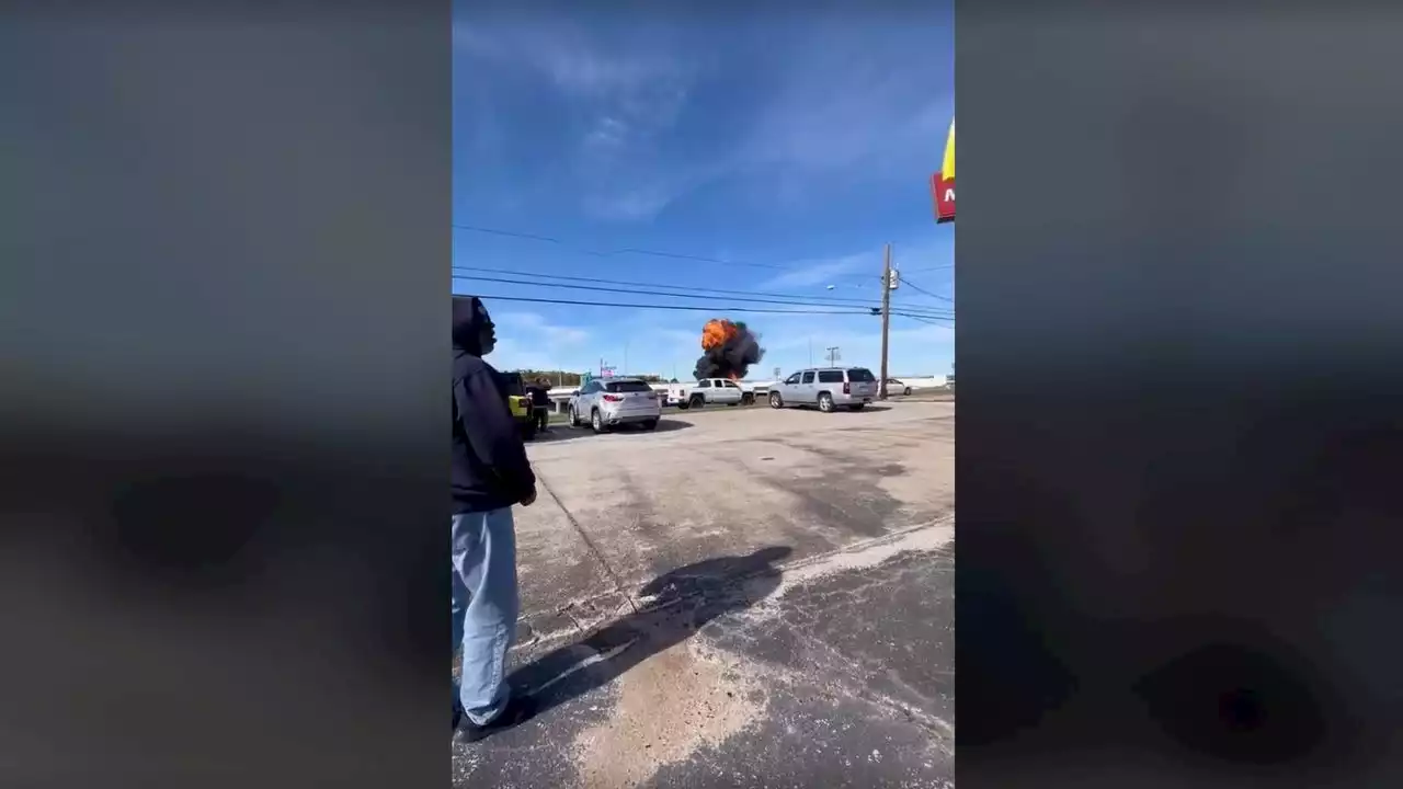 2 planes collide at Dallas air show, one plane was based north of Houston