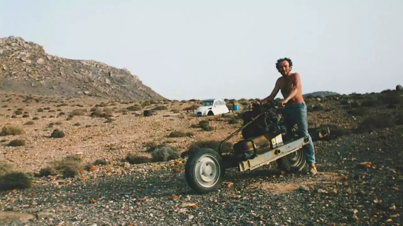 A Stranded Engineer Turned a Car Into a Motorbike to Escape the Desert