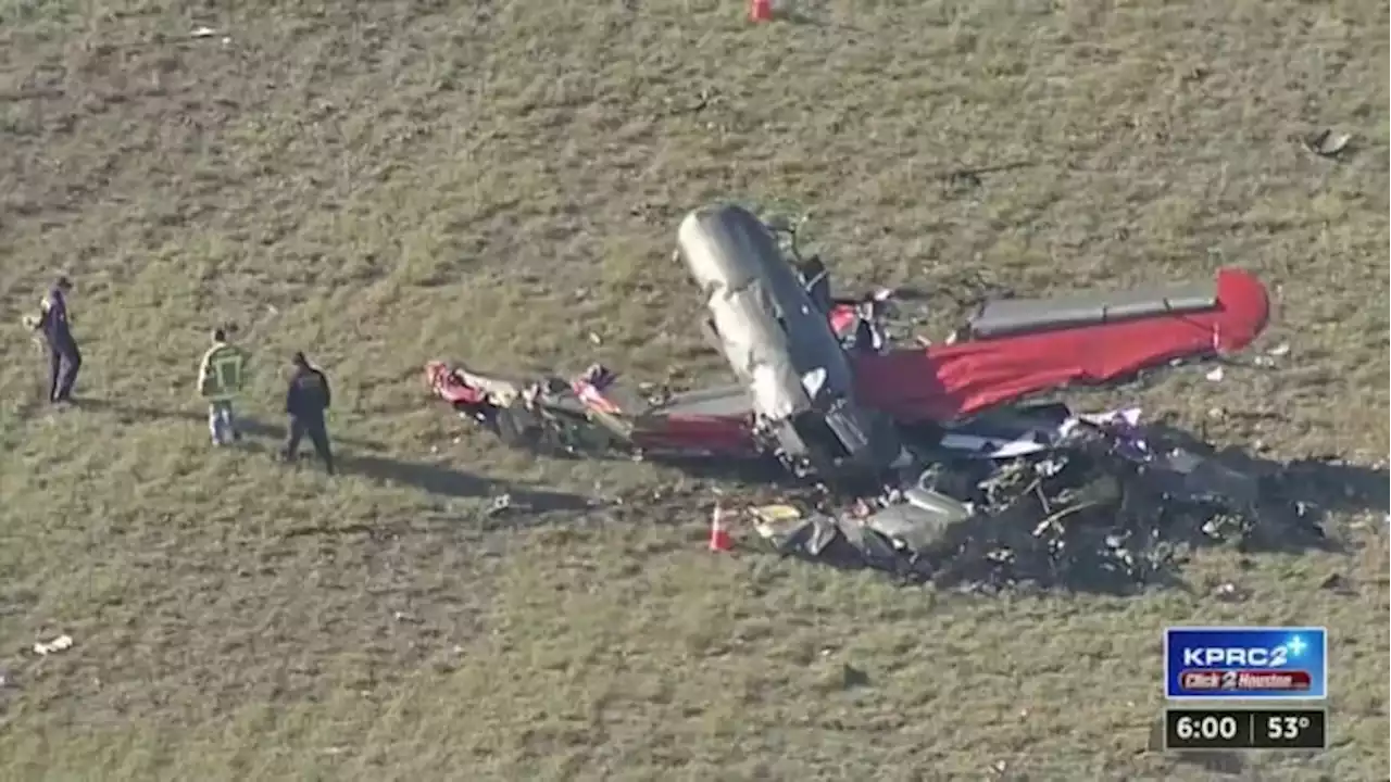 6 people dead after 2 historic airplanes collided, crashes at ‘Wings Over Dallas’ airshow, officials say