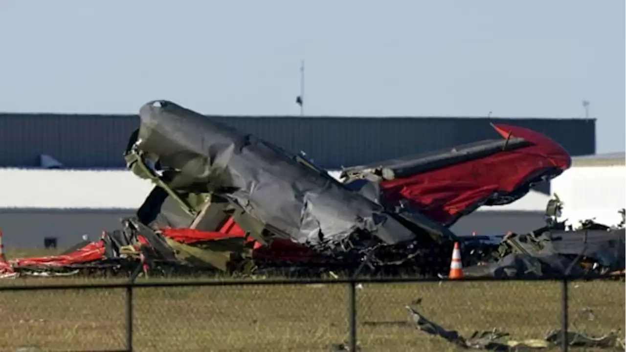 Two military planes crash mid-air during air show in Dallas, officials say