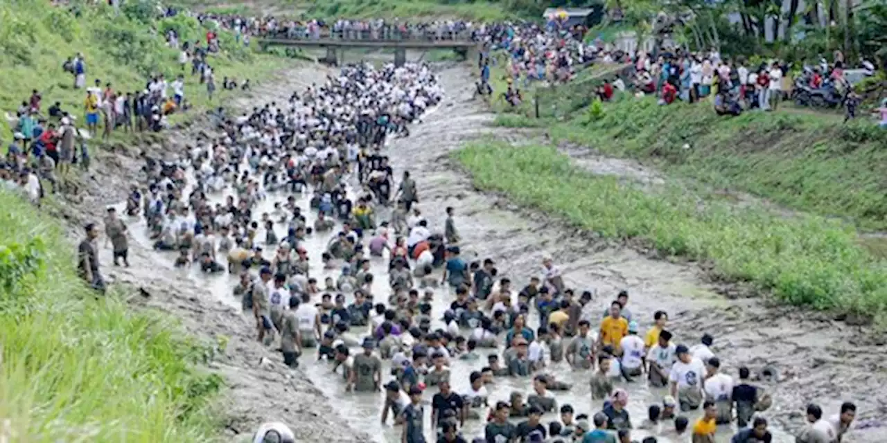 Sosialisasi Unik Relawan Ganjar di Banten, Kumpulkan Ribuan Orang Lomba Tangkap Ikan | merdeka.com