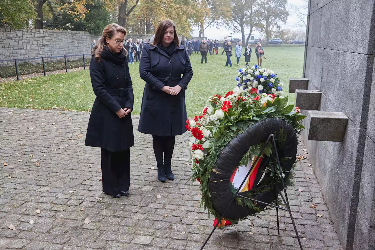 Hamburg gedenkt am Volkstrauertag der Opfer von Krieg und Gewalt