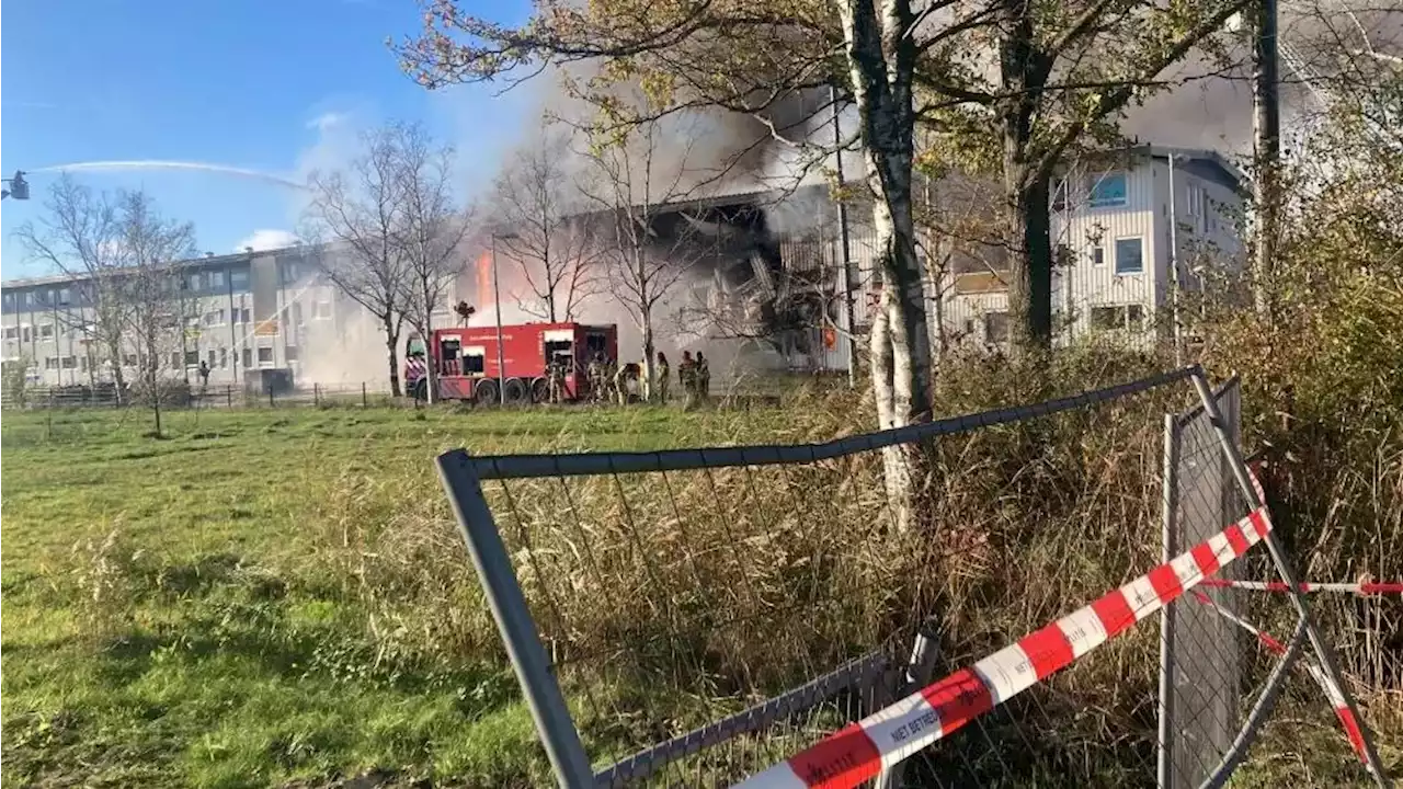 Zeer grote brand Amsterdams wooncomplex onder controle, deel gebouw ingestort