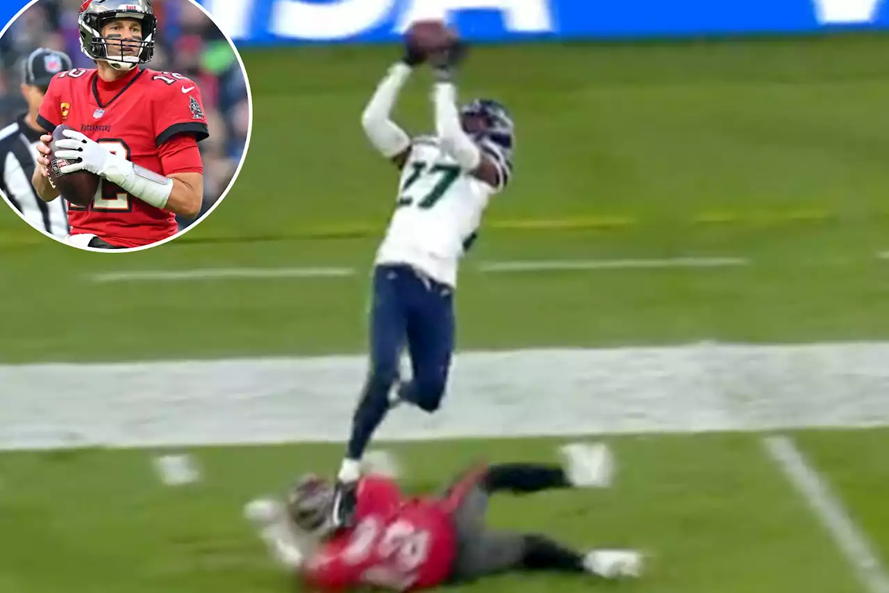 Tom Brady slips, gets called for tripping on disastrous Buccaneers trick play