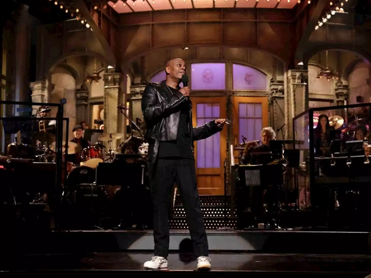 Dave Chappelle returns to 'SNL' with no apologies - and jokes about Kanye