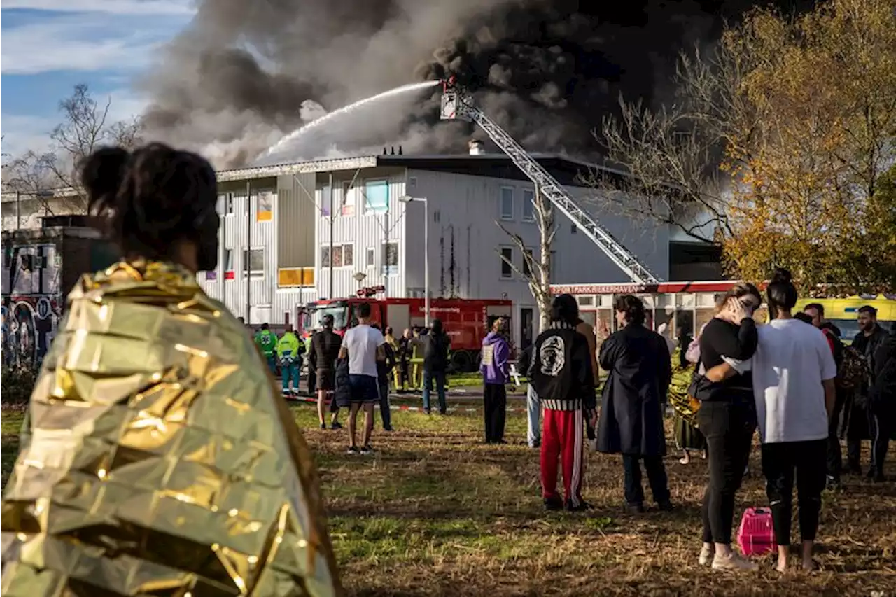 Deel wooncomplex Riekerhaven ingestort door brand, mogelijk brandstichting