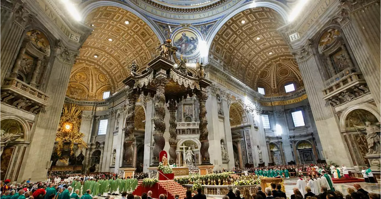 Pope hosts lunch for Rome's poor and homeless