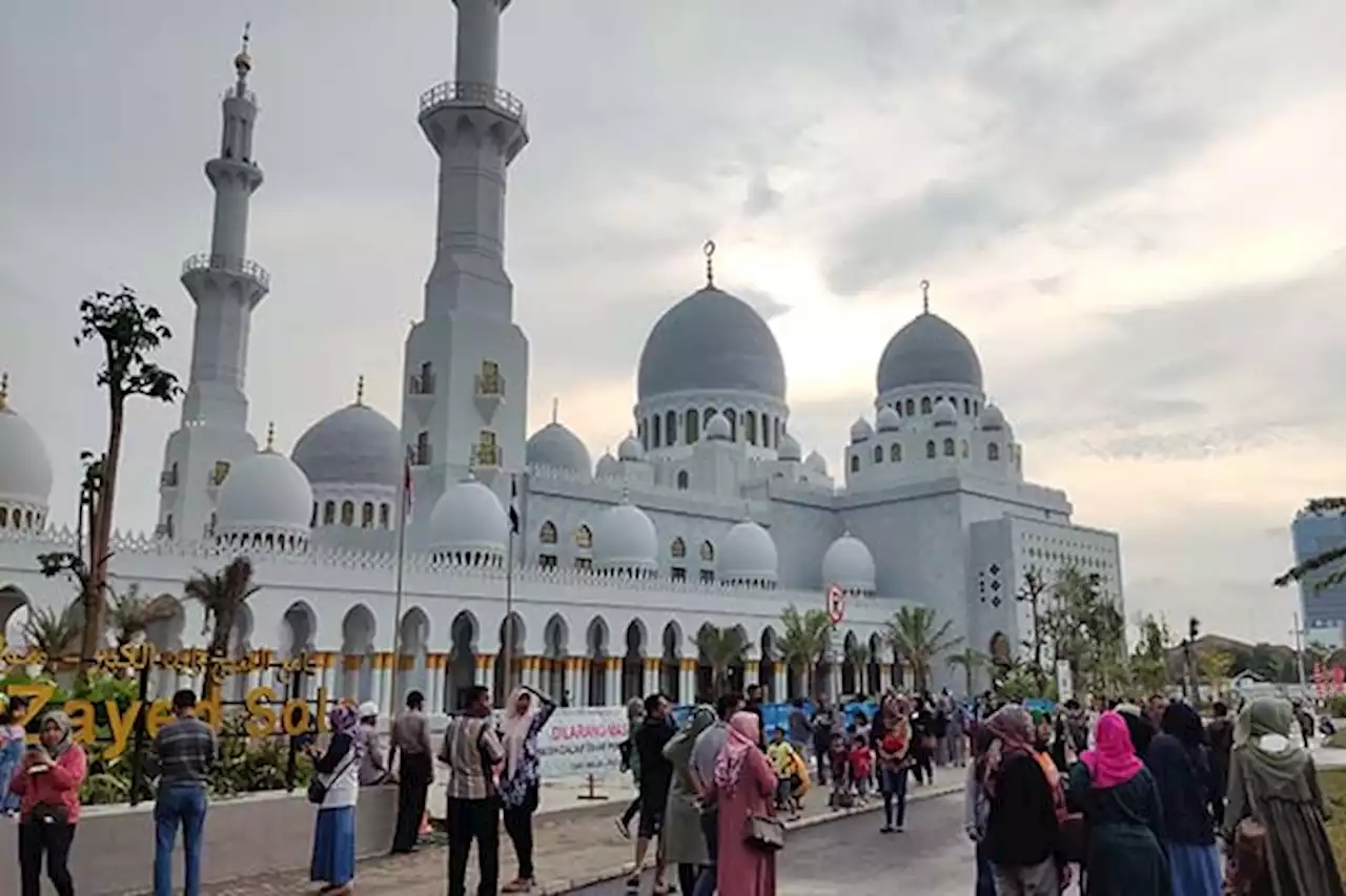 Jelang Diresmikan, Masjid Raya Sheikh Zayed Solo Mulai Ramai Dikunjungi Warga