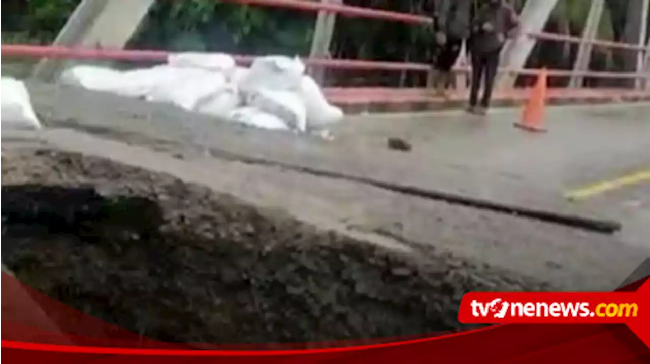 Jembatan Way Laay Kabupaten Pesisir Barat Amblas, Jalur Lintas Barat Sumatera Lampung-Bengkulu Lumpuh Total