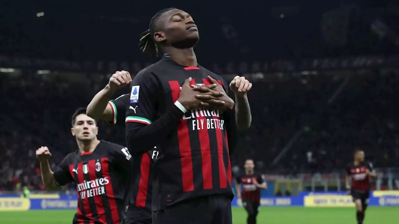 AC Milan weet in extremis druk op Napoli nog enigszins in stand te houden