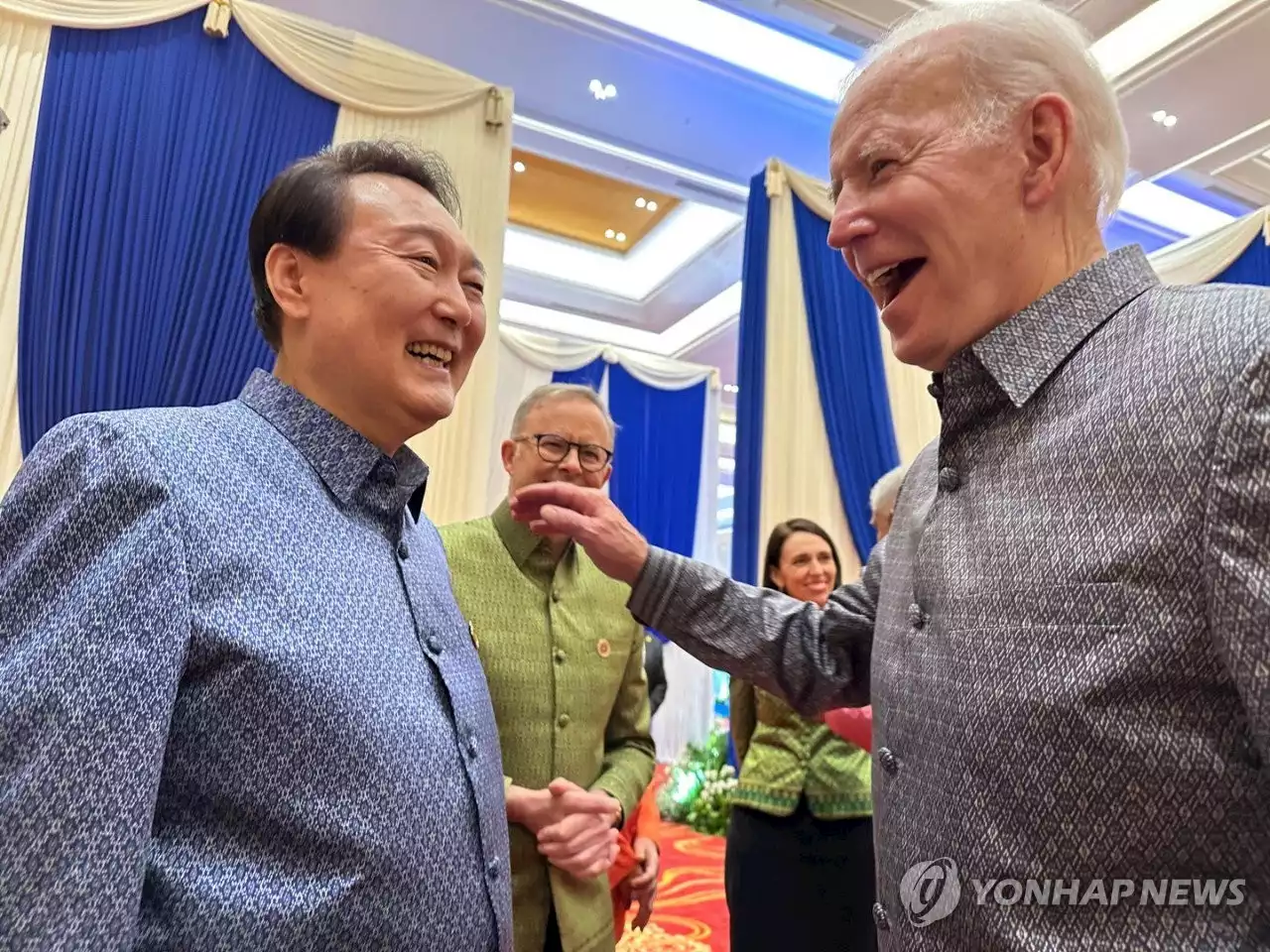 尹대통령, 만찬서 바이든과 환담…김건희 여사는 팔짱도(종합) | 연합뉴스