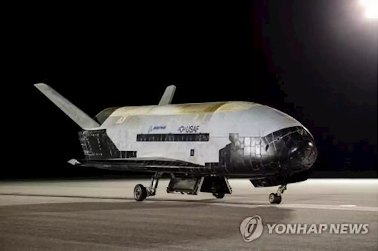 미군 비밀 우주선 X-37B, 2년 6개월 비행 마치고 지구 귀환 | 연합뉴스