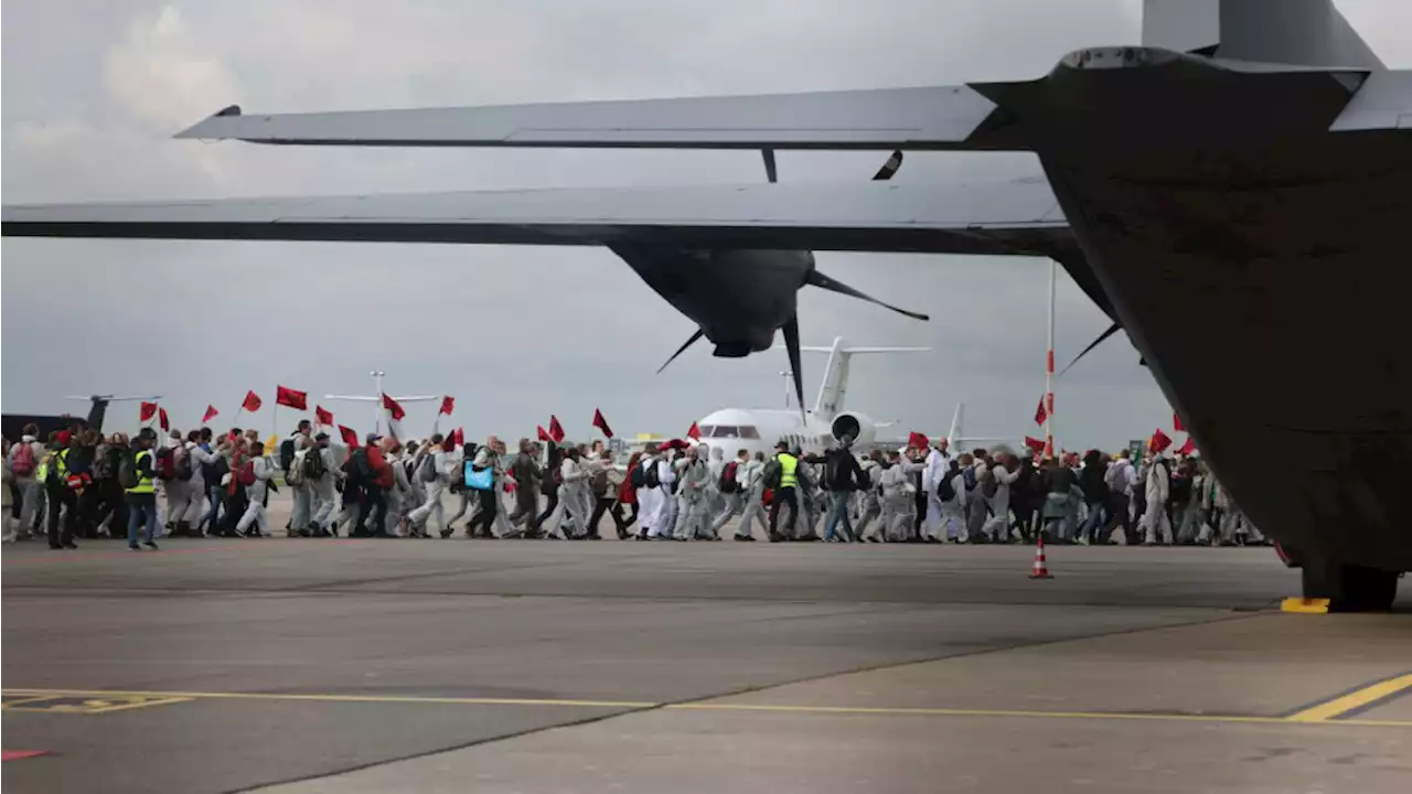 Meer dan 400 arrestaties na protestactie Schiphol, onderzoek nog in volle gang