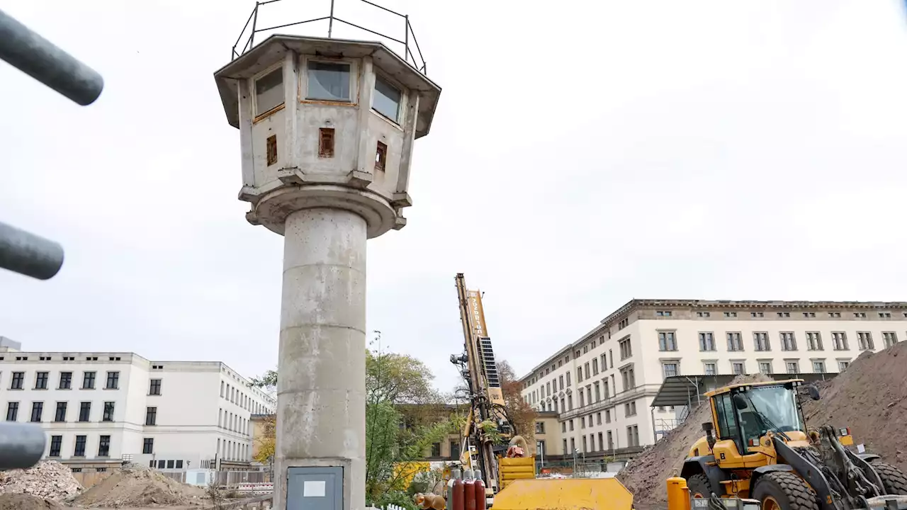 Was wird jetzt aus dem bekannten DDR-Wachturm in Berlin-Mitte?