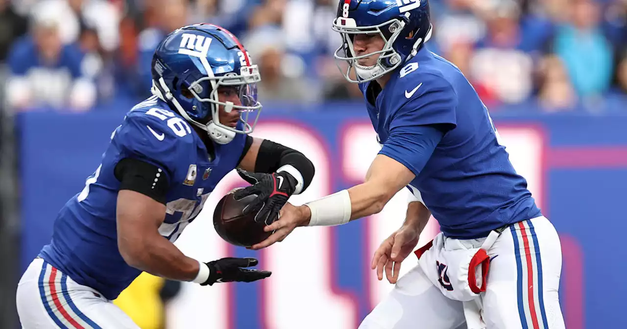 Jones, Barkley lead Giants past Texans for 7-2 start