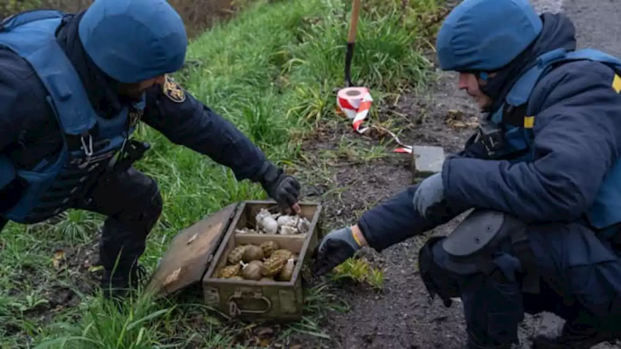 Kherson 'still very dangerous' as landmine clearance begins; Russian forces building defenses opposite liberated city