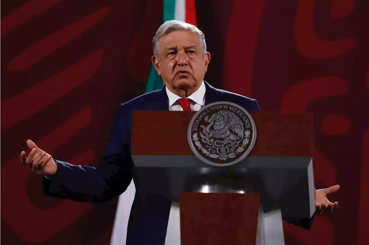 AMLO exhibe a mujer que lo insultó durante la marcha del INE