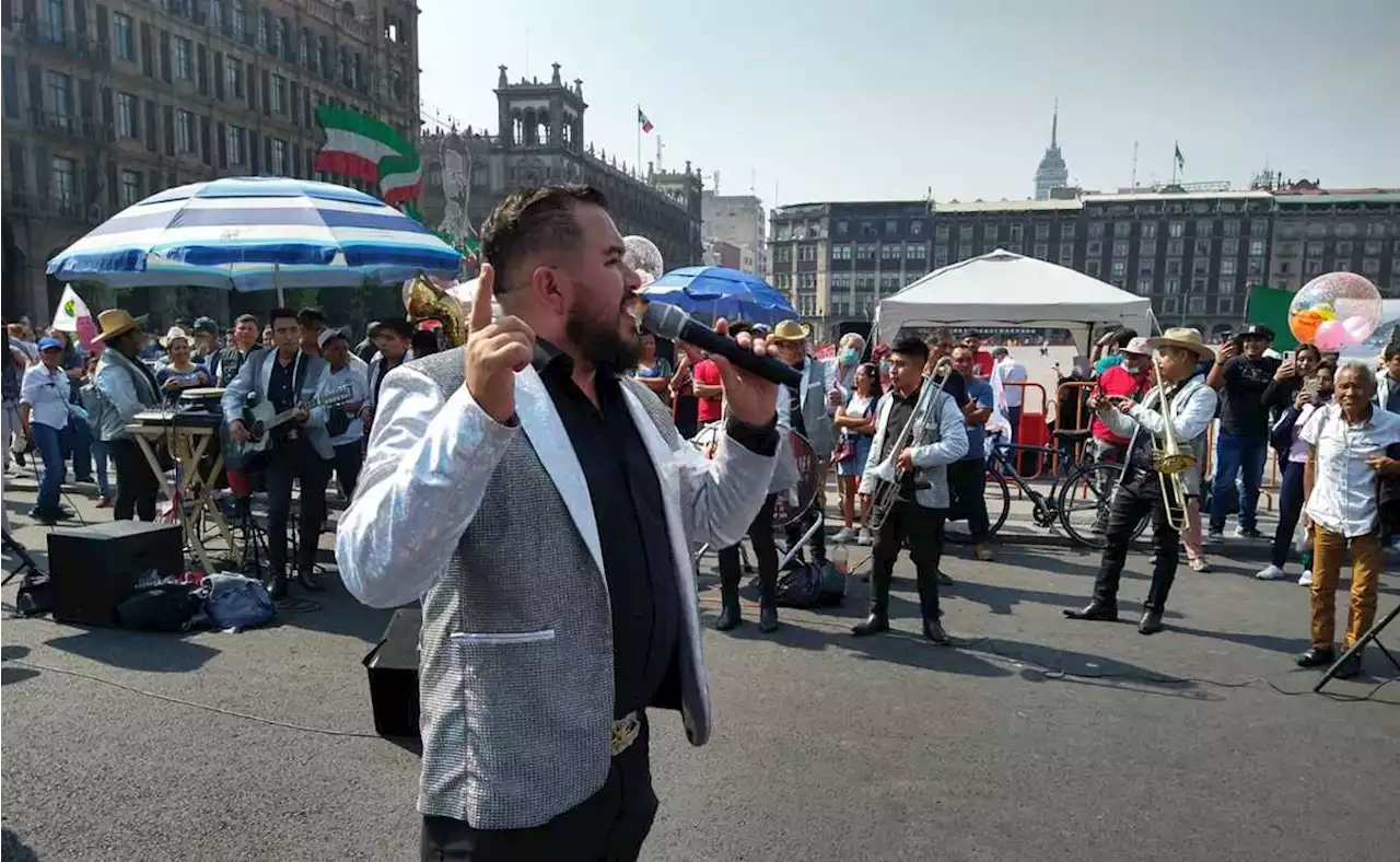 Con banda celebran el cumpleaños de AMLO frente a Palacio Nacional